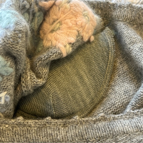 Vtg Liz Claiborne Lambs Wool/Angora/Nylon V Neck Sweater Gray w/floral Sz Pet S - Picture 10 of 13